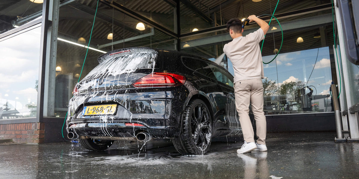 Handmatig autowassen vs autowasstraat