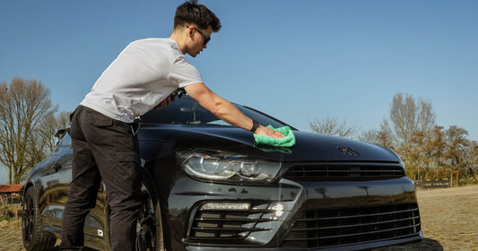 Auto wassen in zon