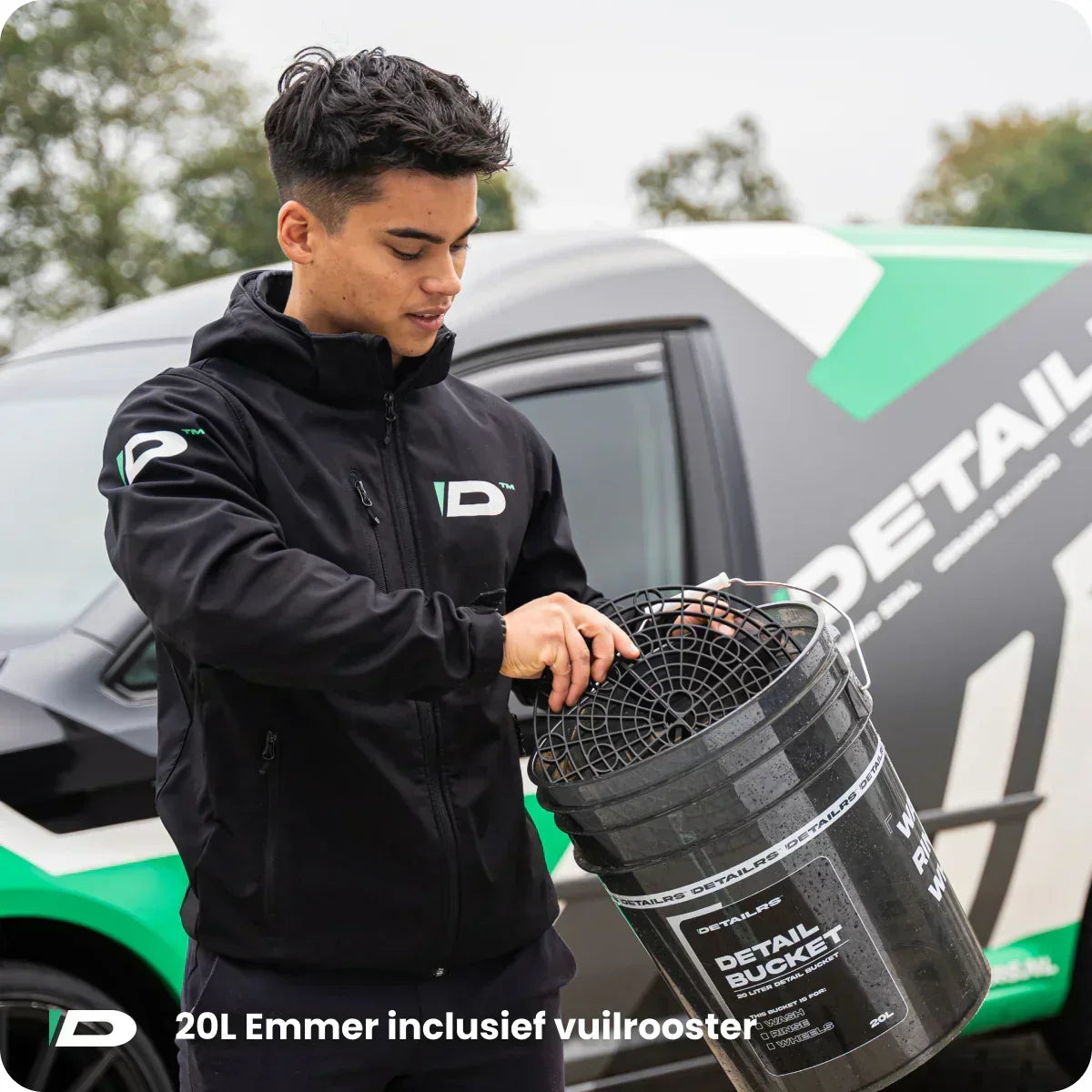 Detailrs 20L Emmer inclusief vuilrooster met man in zwart Detailrs jas bij bedrijfswagen
