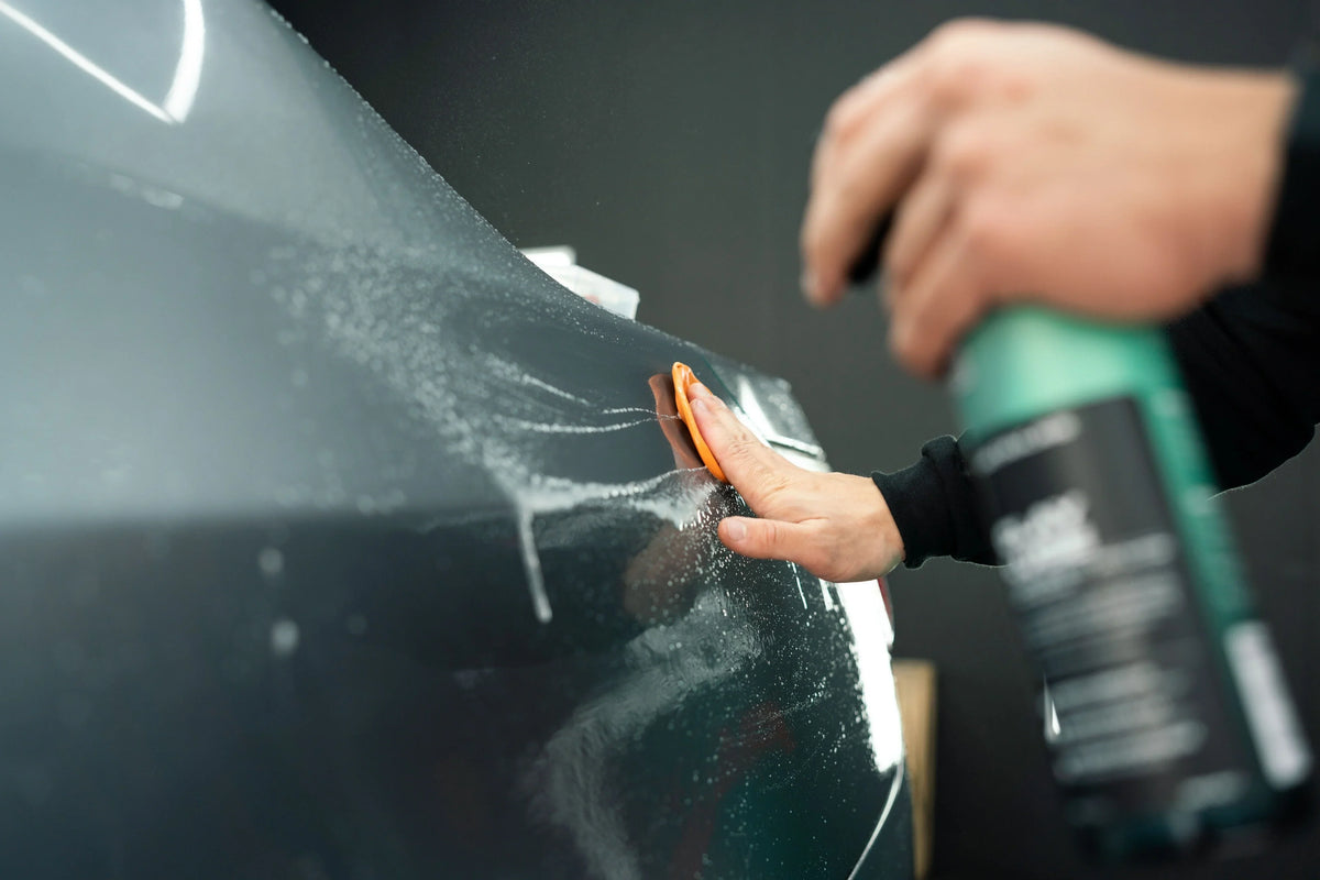 Auto kleien met claybar