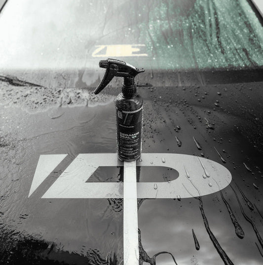 Detailrs Ceramic Seal 2.0 sprayfles op nat autolak met glanzende waterdruppels