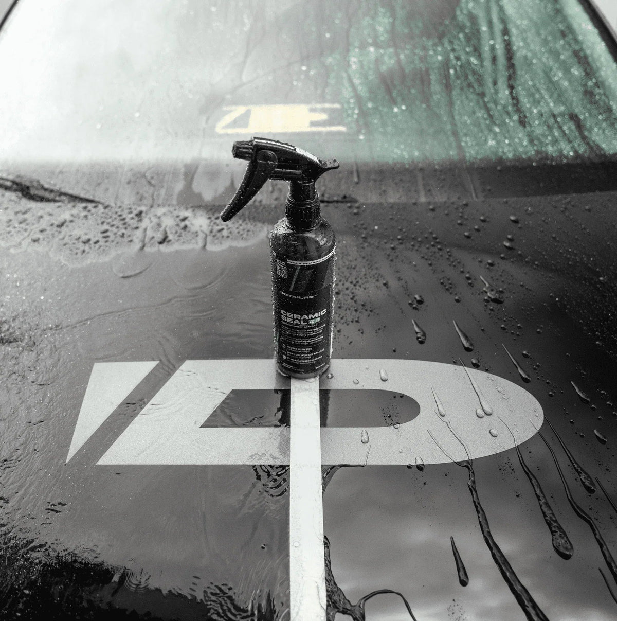 Detailrs Ceramic Seal 2.0 sprayfles op nat autolak met glanzende waterdruppels