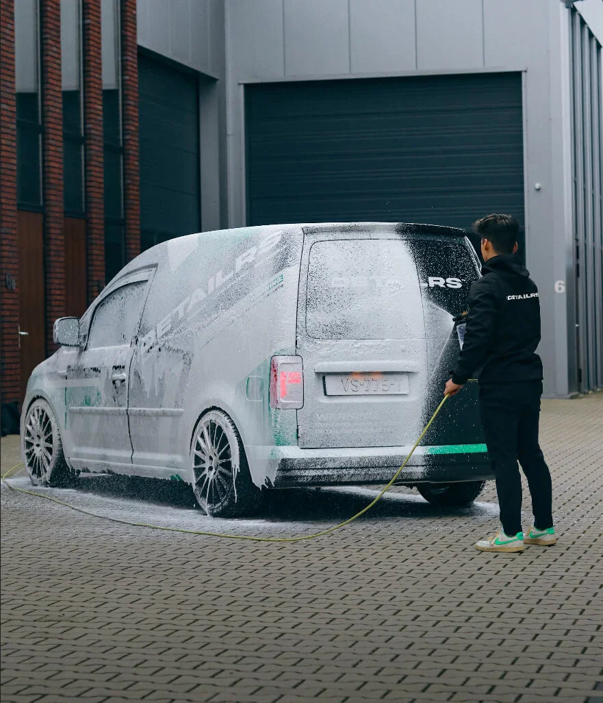 Detailrs Active Snowfoam auto wassen met schuim op witte bestelbus in industrieel gebied