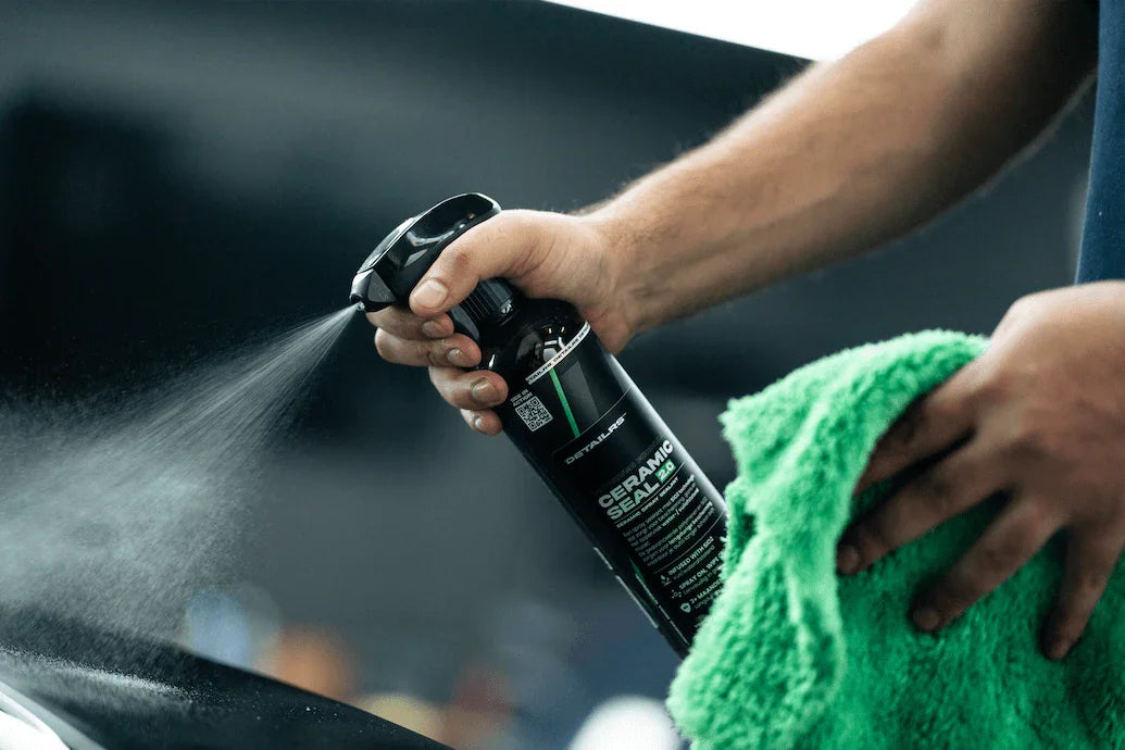 Detailrs Ceramic Seal 2.0 spray wordt aangebracht met zwarte sprayfles en groene microvezeldoek