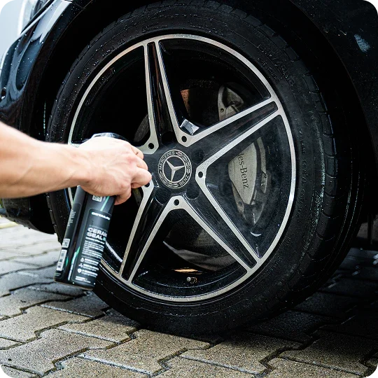 Detailrs Ceramic Seal velgenreiniger spray gebruikt op Mercedes AMG velg met zwarte lak en zilveren accenten