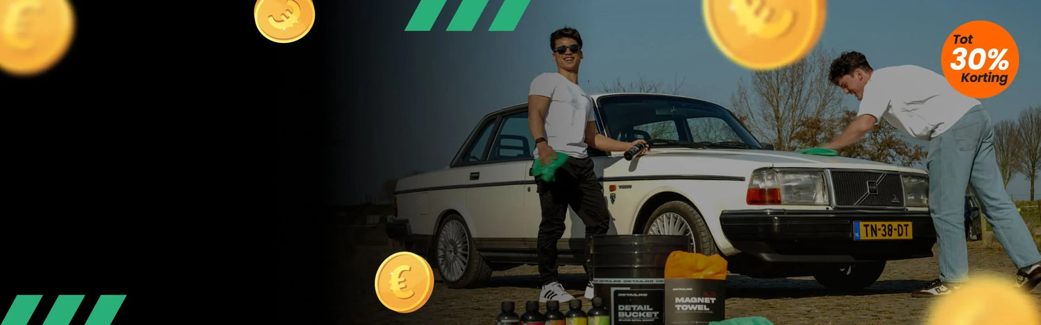 Detailrs Autowasproducten met 30% korting, mannen wassen witte Volvo auto buiten in zon