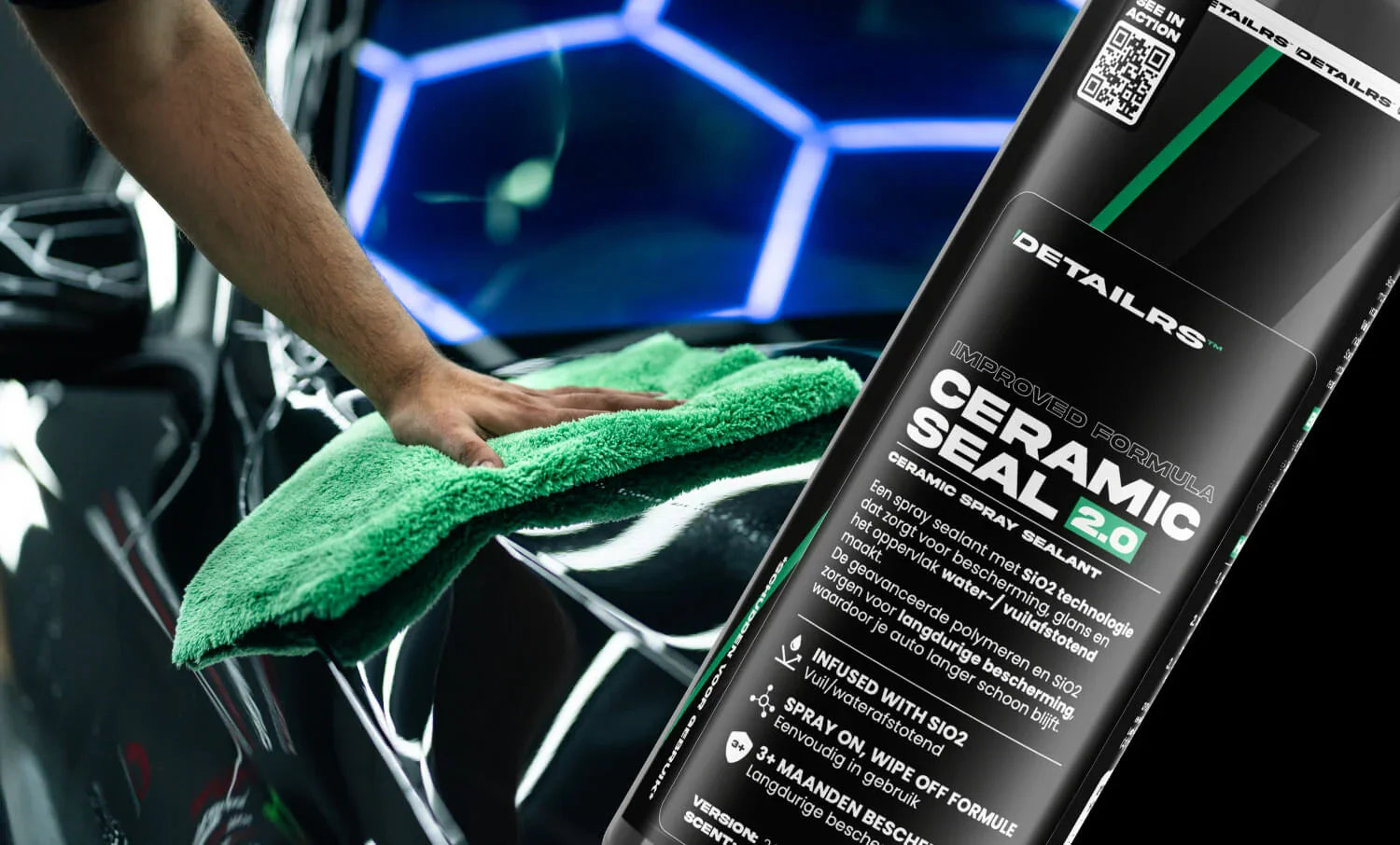 Detailrs Ceramic Seal 2.0 spray sealant op zwarte auto gelakt oppervlak met groene microvezeldoek