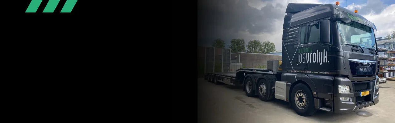 Detailrs MAN vrachtwagen met platte trailer, zwarte vrachtwagen voor transport, Jos Vrolijk branding