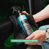 Detailrs Fast Glass raamreiniger sprayfles in hand met zwarte microvezeldoek autointerieur