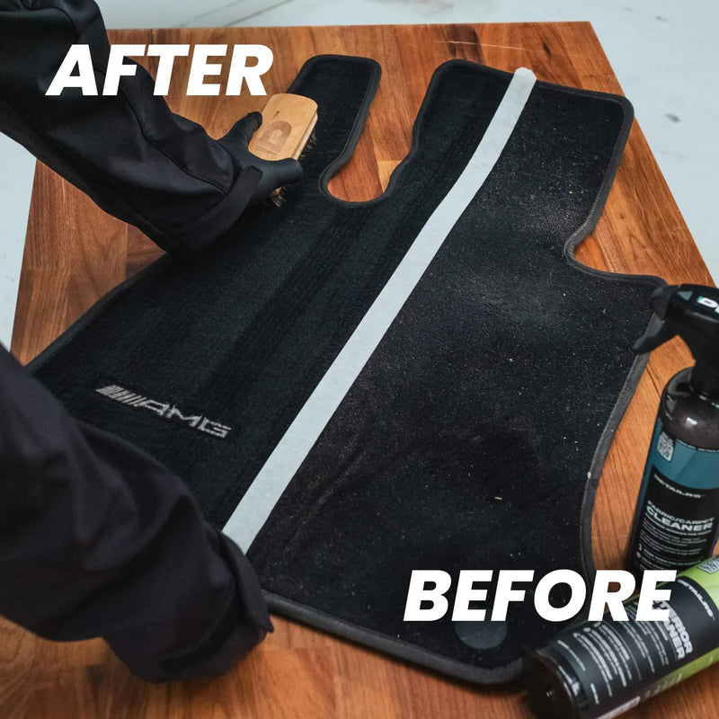 Detailrs AMG autovloermat schoonmaak voor en na reinigen met borstelen op houten tafel