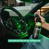 Detailrs Interior Cleaner in hand sprayt interieur reiniger in Volkswagen auto met groen licht