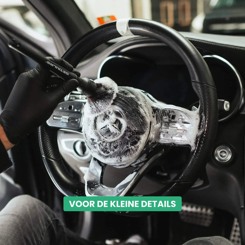 Detailrs stijlborstel met reinigingsschuim gebruikt voor het schoonmaken van een Mercedes stuurwiel