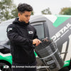 Detailrs 20L Emmer inclusief vuilrooster met man in zwart Detailrs jas bij bedrijfswagen