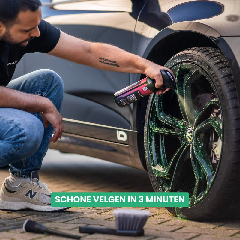 Detailrs velgenreiniger aanbrengen op zwarte Volkswagen velg voor snelle wielreiniging