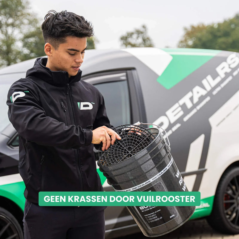 Detailrs Basic Wash Bucket met vuilrooster wordt vastgehouden door man in Detailrs jas, auto op achtergrond