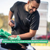 Detailrs Ceramic Seal 2.0 man reinigt autolak met groene microvezeldoek en spray