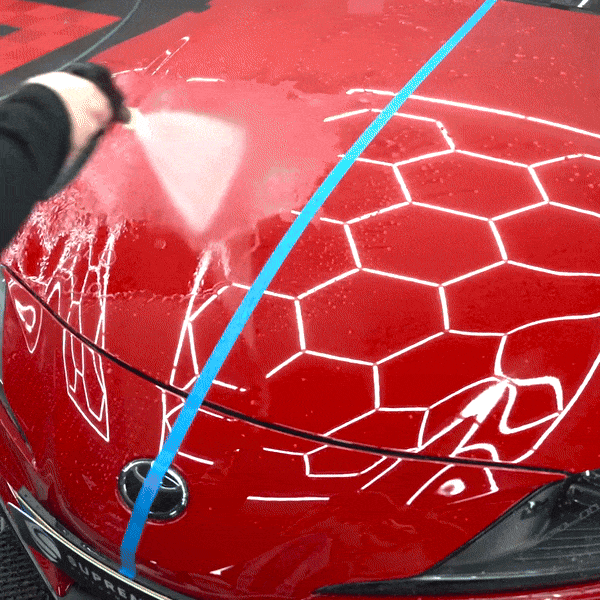 Detailrs CeramicSeal supra waterafstotende coating test op glanzende rode auto motorkap