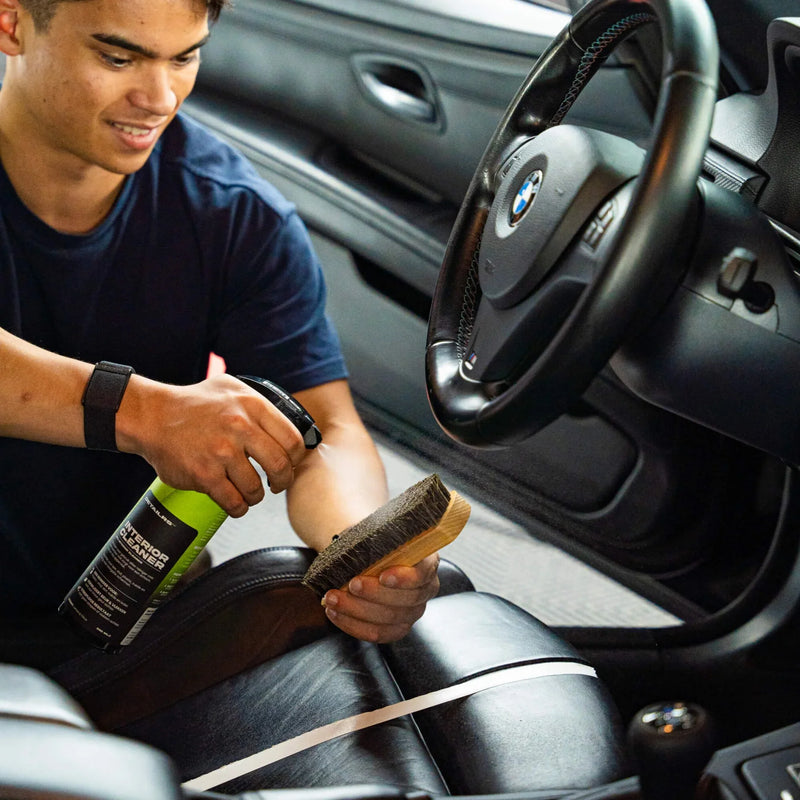 Detailrs Interior Cleaner spuitfles en borstel voor het reinigen van zwarte lederen autostoel in BMW
