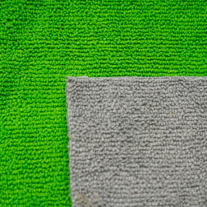 Detailrs microvezeldoek in groen en grijs, textuur close-up voor reiniging en detailen