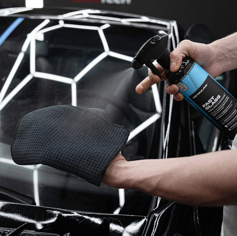 Detailrs Fast Glass glazenreiniger spuiten met doek op autoruit voor streeploos resultaat