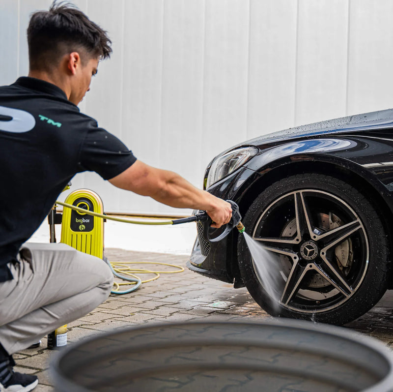 Detailrs hogedrukreiniger gebruikt voor het reinigen van een zwarte Mercedes auto velg