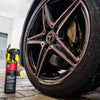 Detailrs PRP Wheels wielreiniger fles naast natte glanzende zwarte Mercedes velg voor autoreiniging