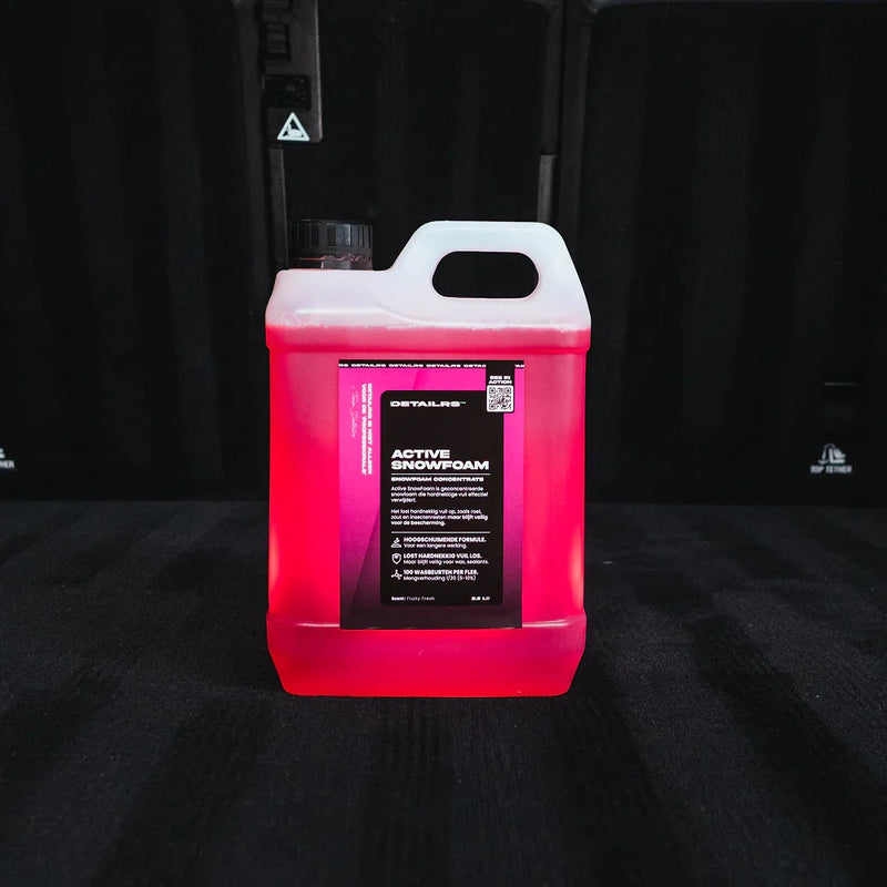 Detailrs Active Snowfoam rode auto reiniger kanister op zwarte achtergrond