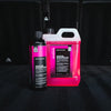 Detailrs Active Snowfoam in kleine fles en grote jerrycan, felrode autowas schuimconcentraat