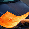Detailrs Magnetic Towel oranje microvezel doek op natte zwarte auto motorkap met hand