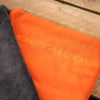 Detailrs DryingTowel microfiber drogendoek oranje en donkergrijs op houten oppervlak