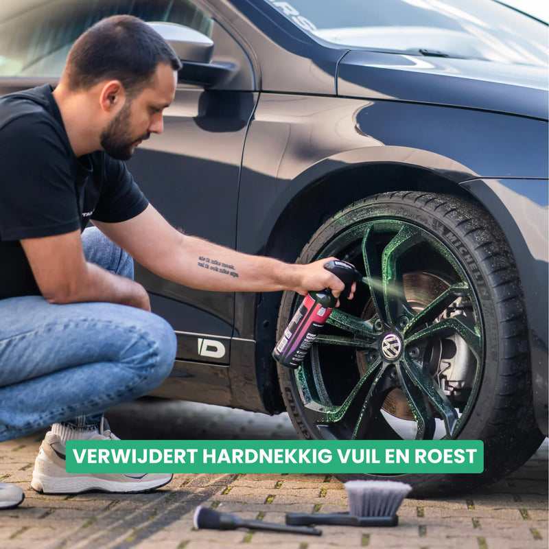 Detailrs wiel- en velgenreiniger spray gebruikt door man voor Volkswagen velg reiniging