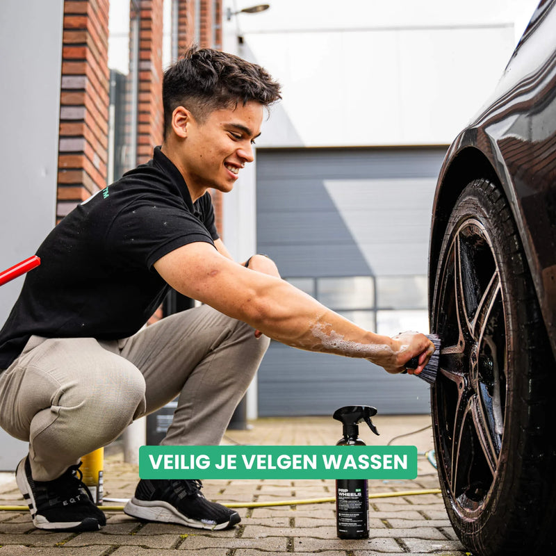 Detailrs PRP Wheels wielreiniger met man die zwarte velgen schoonmaakt in buitenruimte