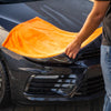 Detailrs microvezel droogdoek oranje voor auto droogt water van zwarte auto voorzijde