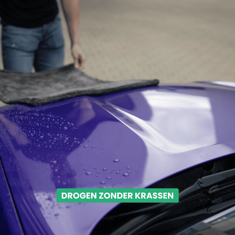 Detailrs microvezel droogdoek op paarse auto motorkap voor krasvrij drogen