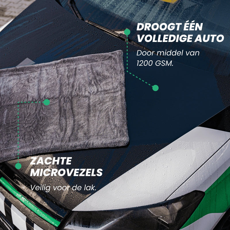 Detailrs drooghandschoen met zachte microvezels op natte autolak die een volledige auto droogt