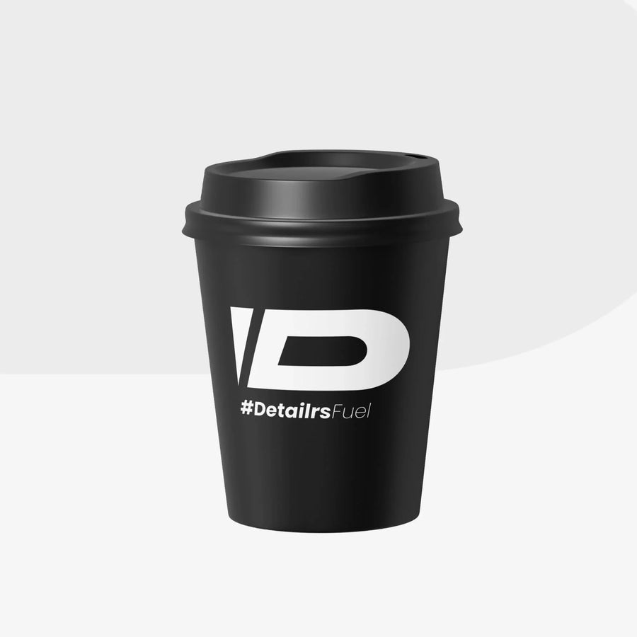 Detailrs Fuel zwarte koffiebeker met zwart deksel en wit logo op neutrale achtergrond