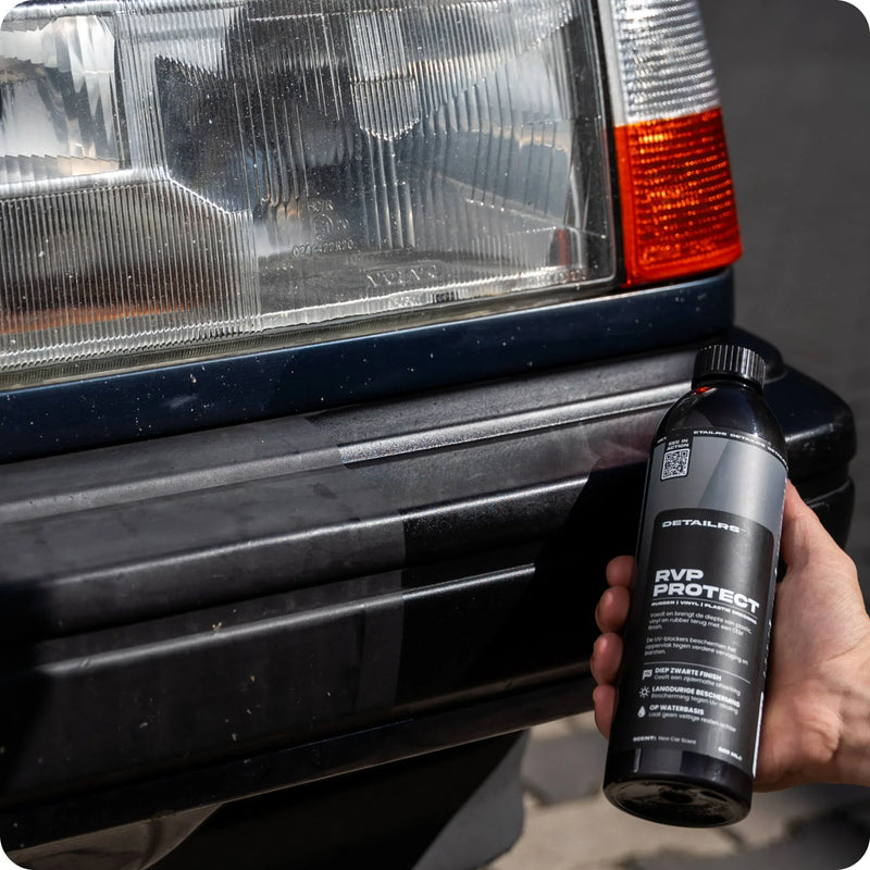 Detailrs RVP Protect auto kunststof en vinyl verzorging aangebracht op bumpers van donkere auto