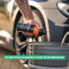 Detailrs Ultra Shampoo wordt gegoten in emmer voor autowasbeurt naast zwarte auto