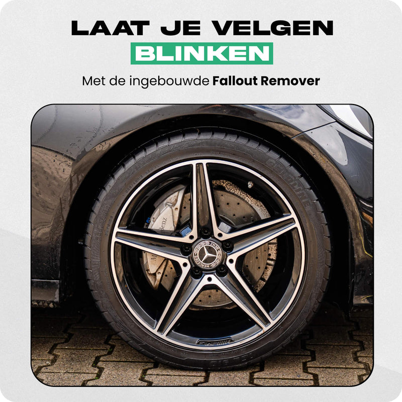 Detailrs Fallout Remover zwarte en zilveren Mercedes velg, remschijf zichtbaar, op straatoppervlak