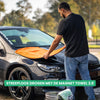 Detailrs Magnet Towel 2.0, man droogt zwarte auto streeploos met oranje microvezel handdoek buiten